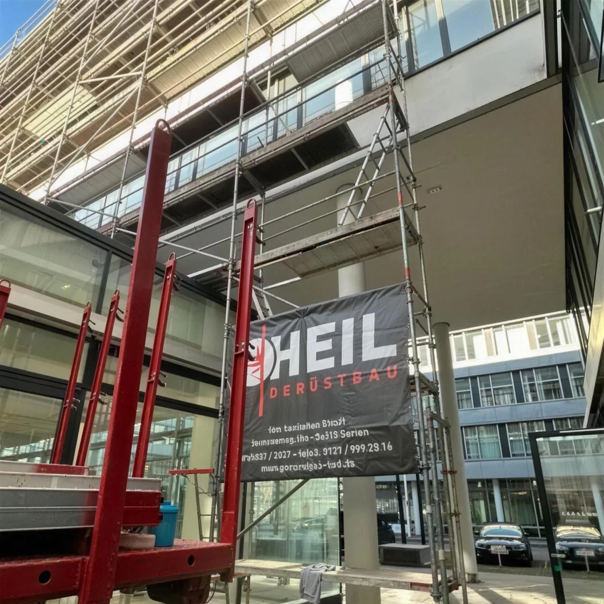 Schrägaufzug am Gerüst fördert Material bis zur Dachtraufe