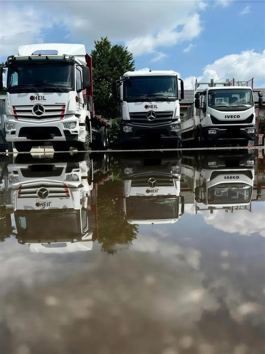 LKW-Flotte der Heil Gerüstbau GmbH auf dem Betriebshof in Dorfen