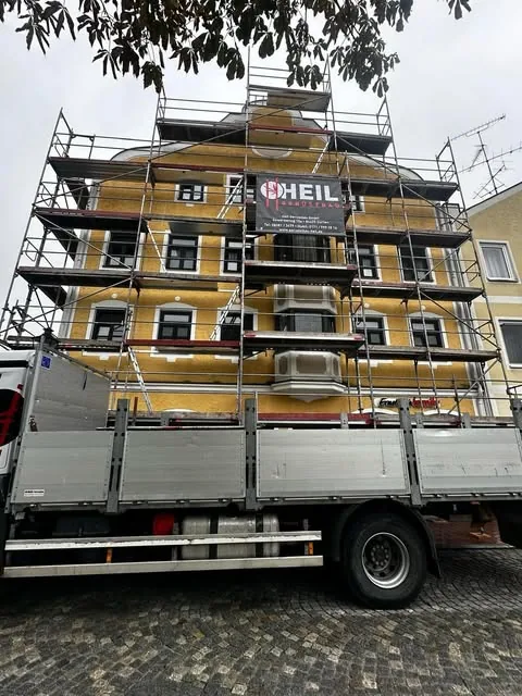 LKW der Heil Gerüstbau vor einem eingerüsteten Altbau