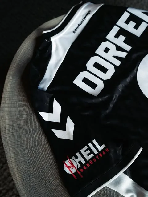 ESC-Dorfen-Trikot mit dem Logo der Heil Gerüstbau als Sponsor